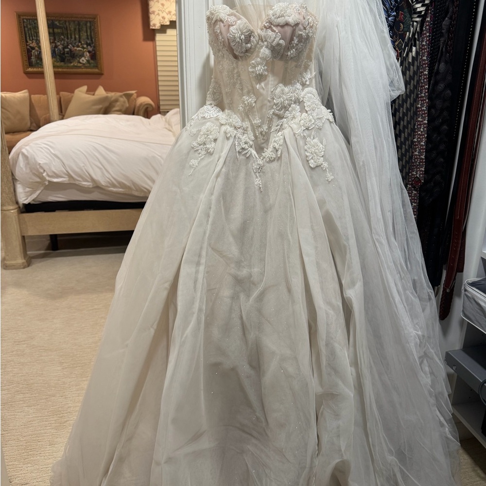 Elegant Strapless Lace Appliqué Wedding Gown in Ivory